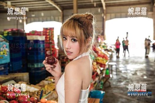 AISS爱丝(黄金版) - 索菲和她的渔色：原图里有刺青的海浪，是我理想中的海吧！