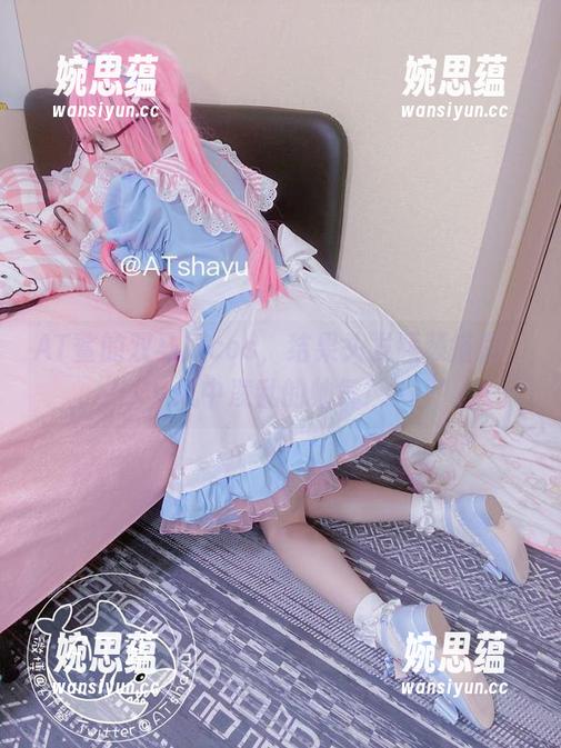 AT鲨的双马尾cos，结果头发频频搭肩，风中凌乱的帅气！