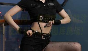 Xiuren秀人网 - 红裙呼唤你的注意力，千夜未来发来的图库挑战！