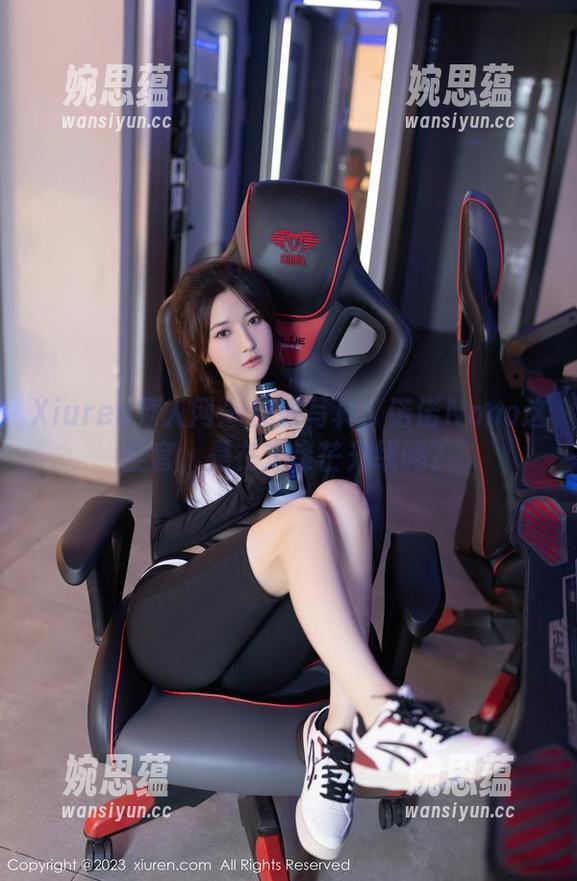Xiuren秀人网-诺诺Nono Xiuren秀人网 - 皮衣写真:诺诺Nono这全套,是在走锋芒光线吗?