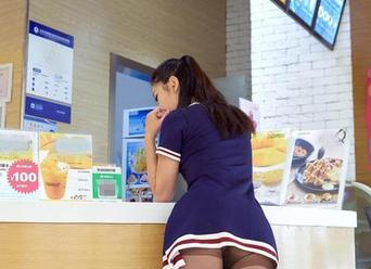 aiss - 若兮的户外写真，原来她也喜欢和小动物互动