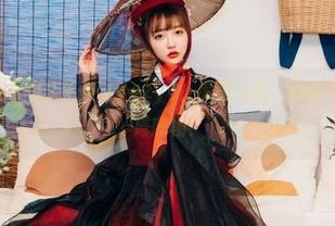 yeeun孙乐乐的私拍在[Loozy]，原图一出，谁说不能把日常变成恋物？