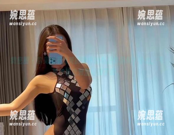 微密圈 - 你见过不爱笑的赛琳的私拍作品吗？小心，不要被视觉刺激闪到了眼。