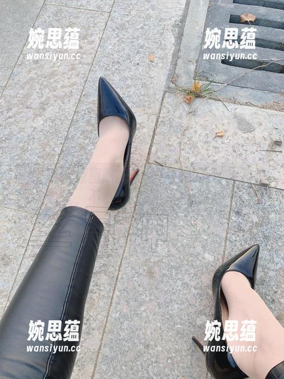 丝月神 微密圈 - 原图曝光!丝月神私房的高跟黑丝,不小心掉的一点儿调皮
