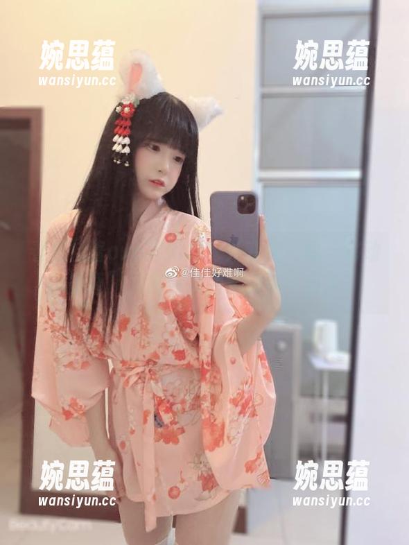 看佳佳酱ovo如何将户外变成一幅“移动风景画”，高清美图绘满整个日常。