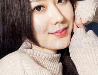 克拉女神 - 佳莹的泳池图包，水面上反射的光让她看起来像在漂流一样。