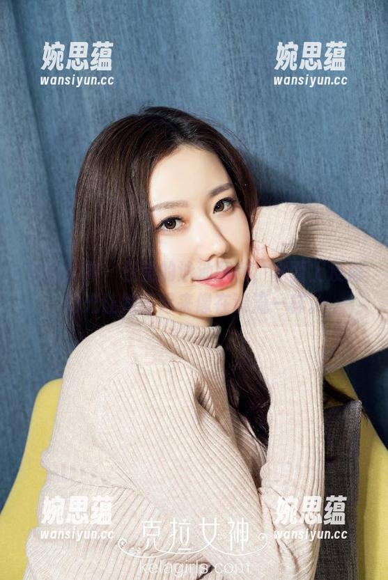 克拉女神 - 佳莹的泳池图包，水面上反射的光让她看起来像在漂流一样。