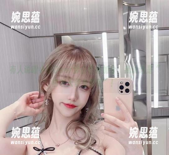 啾小妍Deer 有人说啾小妍Deer穿白色很加分,我说这是“白衣天使免费范”!