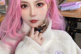 好吧，高清版的大肉丸Amiee校服，单手拿着书，另一只手偷偷摸了...咖啡！