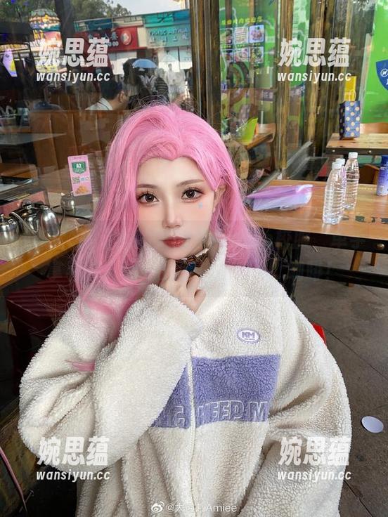 大肉丸Amiee 好吧,高清版的大肉丸Amiee校服,单手拿着书,另一只手偷偷摸了...咖啡!