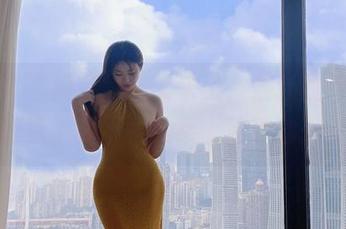 微密圈 - 奶宝妹纸又来了，最新性感女仆图包，要不要我奉上清茶助兴？