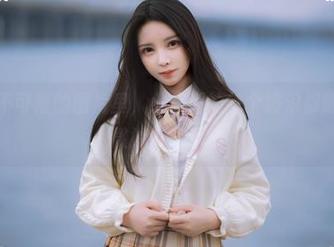妍子坚不可摧的图片里，小舟潮的每个波浪都透着一些微妙的暗示。