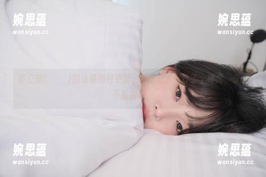 姜仁卿(강인경)的泳装图包更新，像是在水中打了个转儿，久久不能淡定。