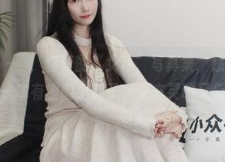 小众视觉 - 欸，蓉蓉的“女仆”写真集，感觉像是在翻阅一本有趣的小册子，姿态灵动又俏皮。