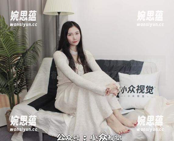 小众视觉 - 欸，蓉蓉的“女仆”写真集，感觉像是在翻阅一本有趣的小册子，姿态灵动又俏皮。
