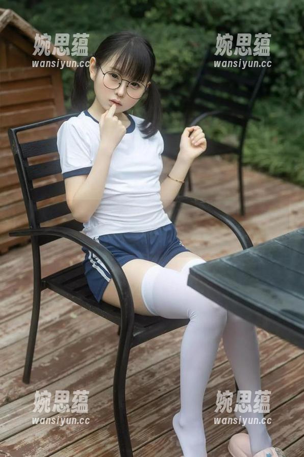 幼水铃衣 幼水铃衣的写真不照身边的花,我倒觉得天台上更有意思呢。