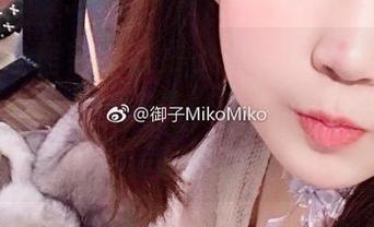 这次的私房毛衣合集，御子Yumiko在玩一种似懂非懂的调调，让你不知不觉就往里陷。