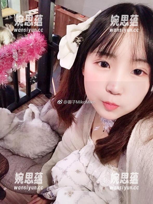 御子Yumiko 这次的私房毛衣合集,御子Yumiko在玩一种似懂非懂的调调,让你不知不觉就往里陷。