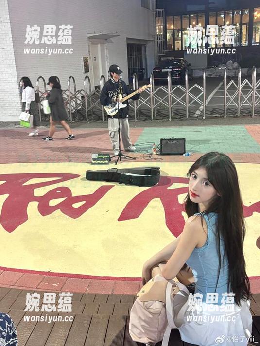 怡子yiii 怡子yiii的泳池图包,里面藏着几分俏皮,几分惹火,你能探测出多少?