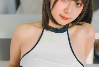 光影下的浅安安长腿，合集里流转着不确定的美感。
