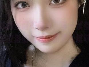 炸酱沐沐的圣诞美图里，每一帧都像是厨房里散落的糖霜，甜甜的腻味。