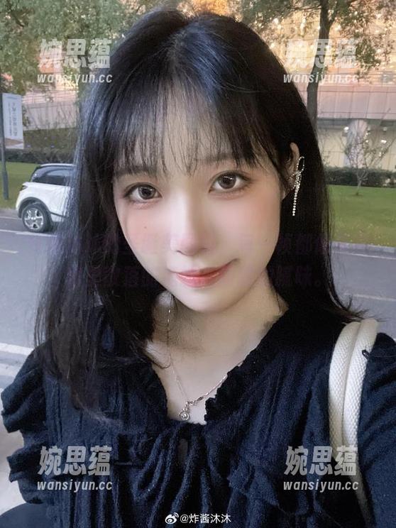 炸酱沐沐 炸酱沐沐的圣诞美图里,每一帧都像是厨房里散落的糖霜,甜甜的腻味。