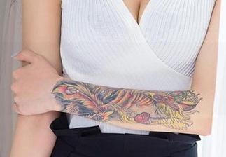 爱尤物 - 紫欣和她的和服：图库中的色彩在我脑海瞬间涌动
