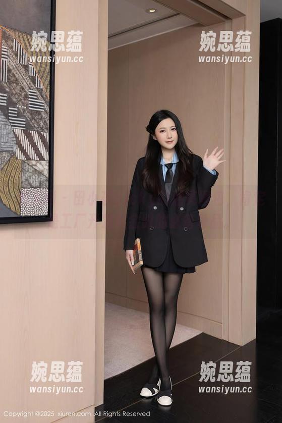 秀人网 - 田小燕Vicky的油亮图包，肯定是工厂开发布会时的必备良品。