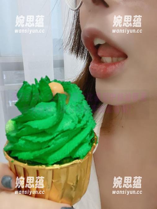 秋和柯基 深夜分享:秋和柯基在比基尼中抹油等无圣光美图,连月亮都在偷偷看呢!