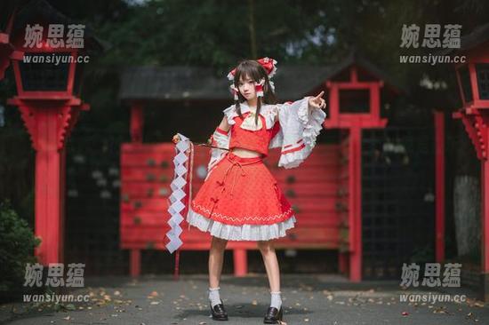 高清写真：花柒Hana与其说是在拍摄圣诞蕾姆，不如说是在玩一种天马行空的游戏。