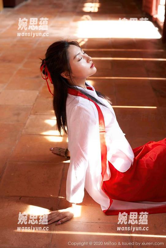 蜜桃社 - 别小看李颖诗的定制女友，作品中藏着不少小心思呢！