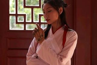 蜜桃社 - 豆瓣酱在线，这黑白的旅程就像冷面加热油，真的是别样滋味。