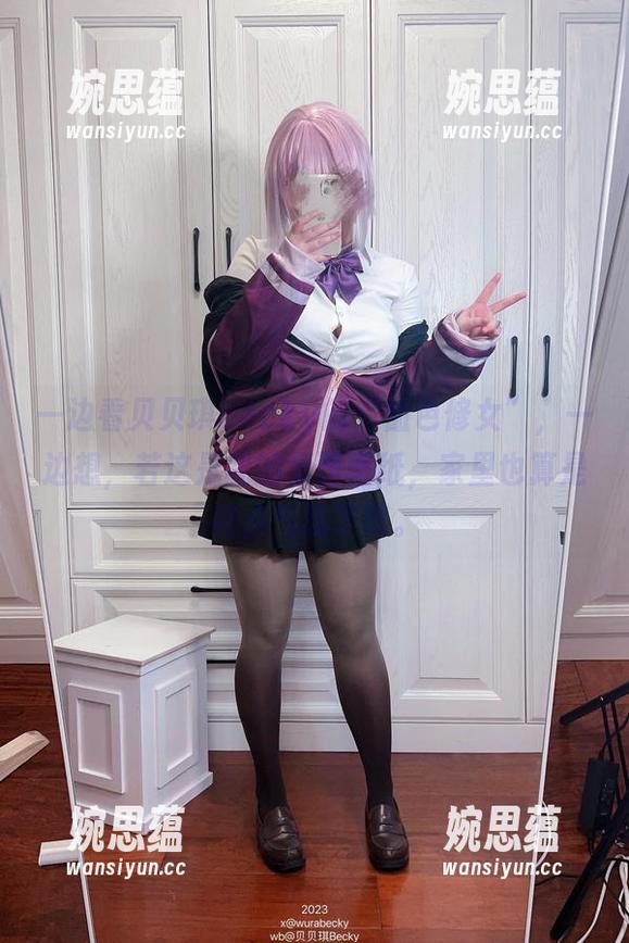 贝贝琪Becky 一边看贝贝琪Becky的“血色修女”,一边想,若这是我的桌面壁纸,家里也算是有点气氛了吧。