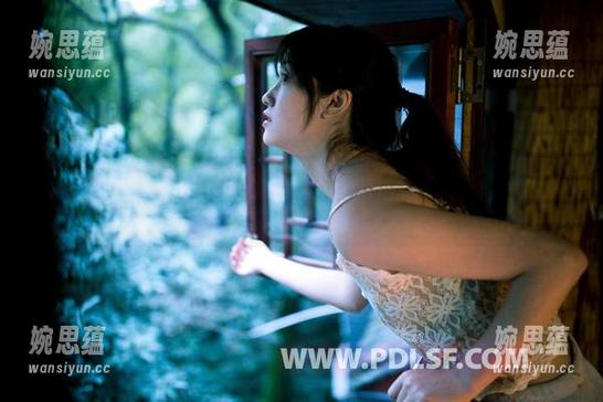 轰趴猫 - Ellie艾栗栗与定制丝袜，图片中每一步都像在蹦迪，真不敢想象有多魔性。
