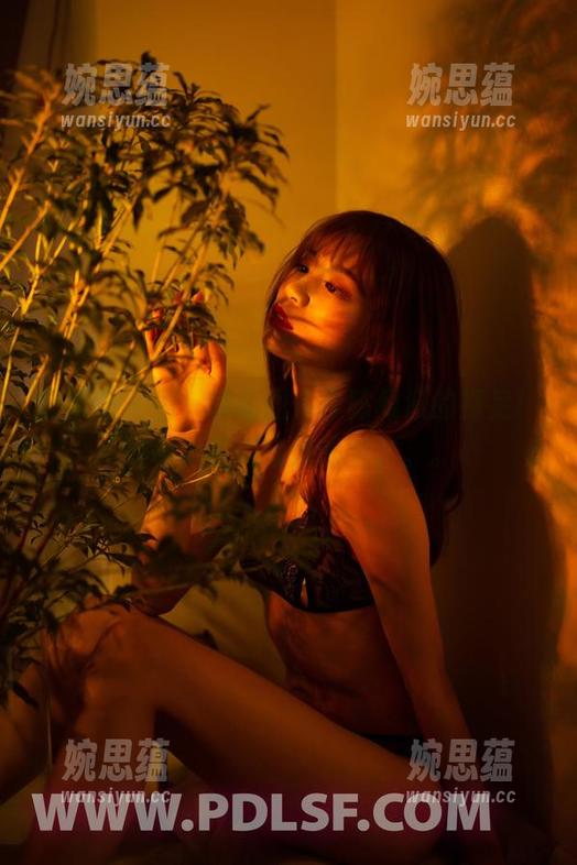 轰趴猫 - 看，最新图库里陈雅漫的裸足！好奇她是用啥洗的呢。。。