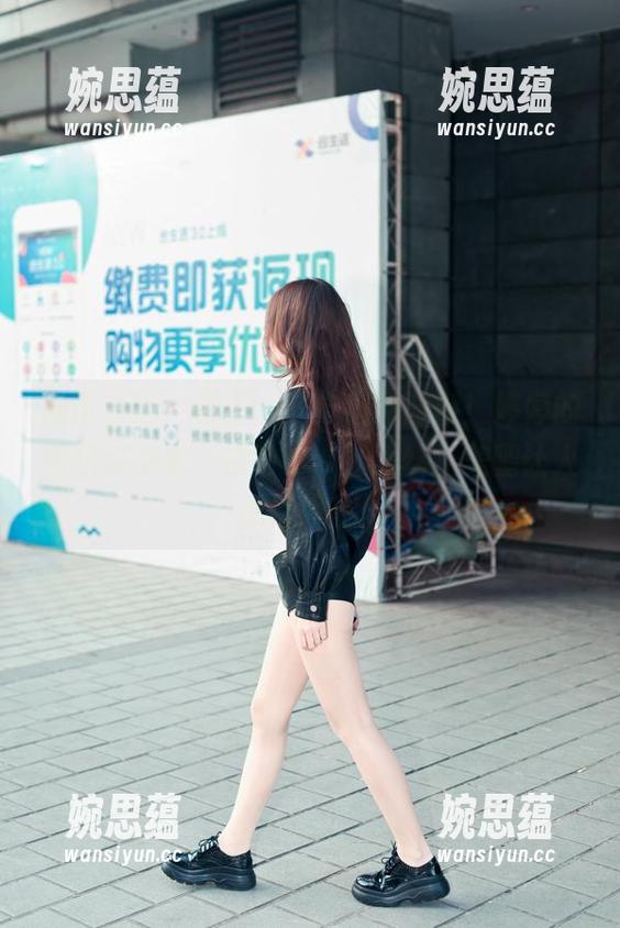 魔镜街拍 - 来吧，开启福利时刻！婷婷的图包又来啦，白色吊带加黑丝，美腿让人心驰神往。