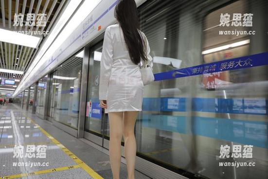 魔镜街拍 - 你见过楼楼穿白色连衣裙的最新图片吗？我等得白头啦！
