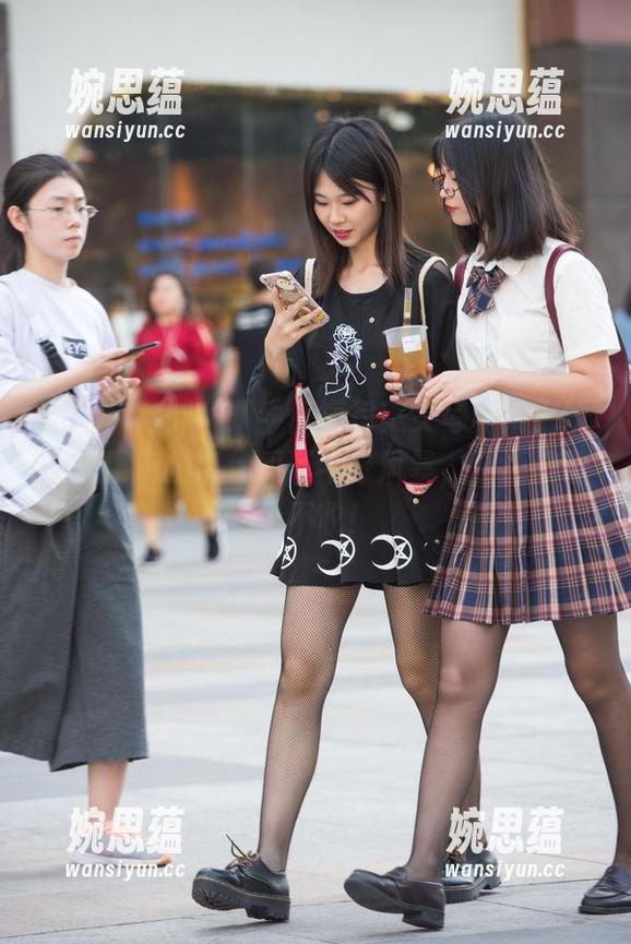 魔镜街拍 决战“微胖”:牛仔短裙美女写真集上线!魔镜街拍带你见证牛仔风暴,资源没理由不收!